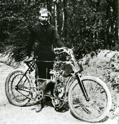 Podsednek na vodou chlazenm motocyklu typu BZ, rok 1903